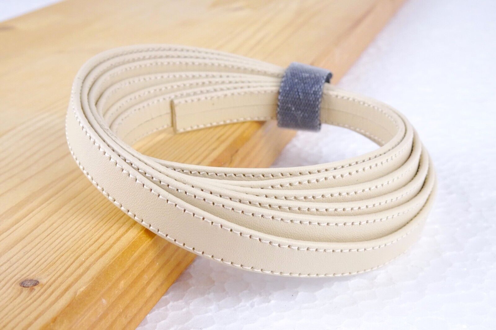 Lederriemen genäht, 8mm breit, Farbe: eierschale